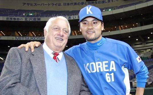 고 라소다 감독과 박찬호.[osen]