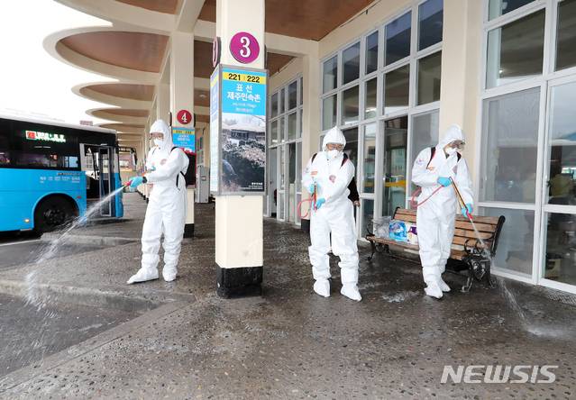 [제주=뉴시스]우장호 기자 =  제주시시외버스터미널코로나19 방역모습.