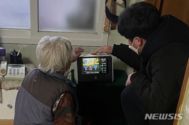 전북 순창군 '응급안전안심서비스' 담당자가 독거노인 주택을 방문, 서비스에 필요한 새 장비를 설치한 후 사용법을 알려주고 있다.