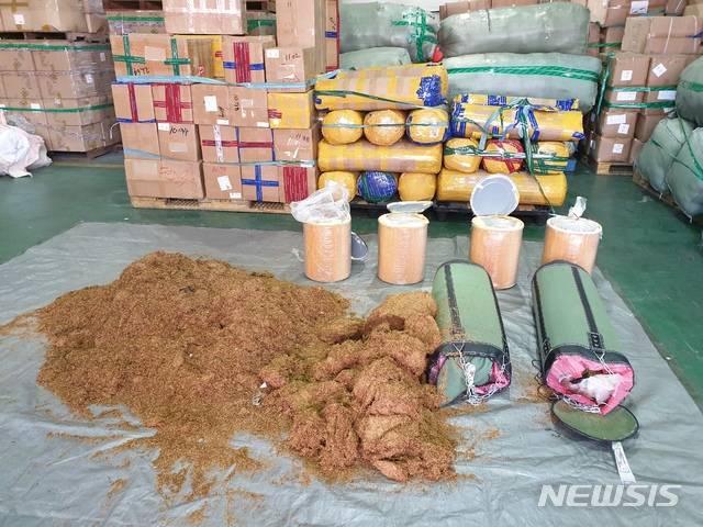 [인천=뉴시스] 홍찬선 기자 = 중국산 담뱃입 1.3t을 복싱용 샌드백 등에 숨겨 국내로 밀수입한 중국인 일당 4명이 세관당국에 덜미가 잡혔다. 사진은 세관에 적발된 담뱃잎. (사진=인천본부세관 제공) 2021.01.20. photo@newsis.com