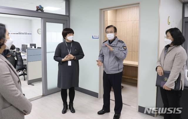 [수원=뉴시스] 20일 김원준 경기남부경찰청장이 경기 화성시 성폭력·가정폭력 통합상담소를 찾아 근무자들을 격려했다. (사진=경기남부경찰청 제공)