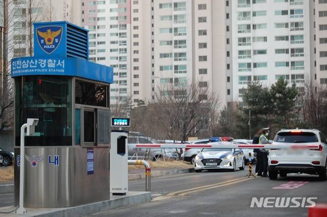 [인천=뉴시스] 김동영 기자 = 20일 오전 7시50분께 인천 삼산경찰서 정문에서는 차를 끌고 온 직원들을 상대로 음주 측정이 이뤄지고 있다. 2021. 1.20. dy0121@newsis.com