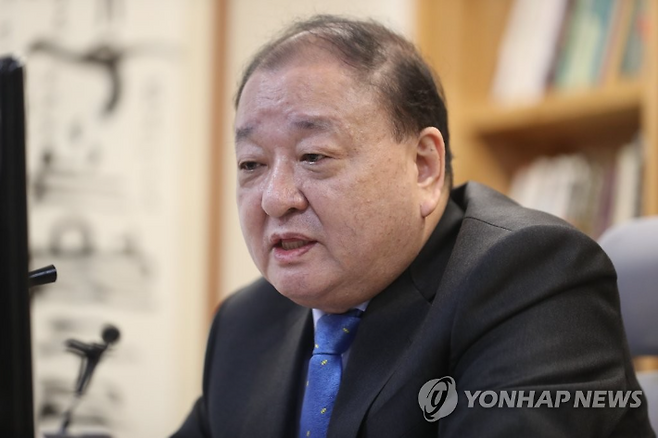 강창일 신임 주일대사가 17일 오후 서울 서초구 양재동 역사디자인연구소에서 열린 온라인 기자간담회에서 취재진 질문에 답하고 있다. (사진=연합뉴스)