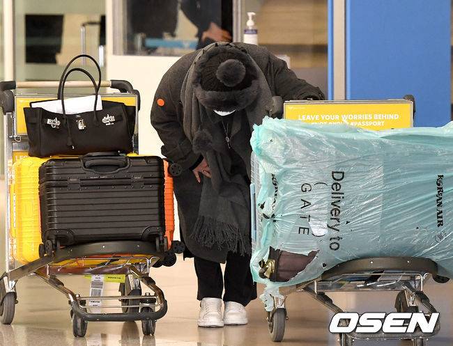 [OSEN=인천공항, 최규한 기자] 5년여간의 입국 금지 기간이 만료된 방송인 에이미가 20일 오후 인천공항을 통해 귀국했다.  에이미는 지난 2012년 프로포폴 상습 투약 혐의로 징역 8월, 집행유예 2년을 선고 받았으며 이후 집행유예 기간에 졸피뎀을 추가로 투약한 혐의가 알려지면서 벌금형을 선고받은 데 이어 2015년 말 강제 출국됐다.  에이미가 입국장으로 들어서고 있다. / dreamer@osen.co.kr