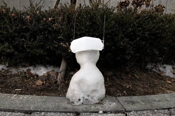 눈사람에게 미소를 돌려줘 - 서울 강동구의 한 인도에 놓인 눈사람 얼굴에 누군가 마스크를 씌웠다. 코로나19 시대를 살고 있는 우리가 마주하는 웃픈(웃기지만 슬픈) 현실이다. 빠른 코로나19 종식으로 다음 겨울에는 동심의 상징인 눈사람에게도 환한 미소를 그려 줄 수 있기를 바라 본다.정연호 기자 tpgod@seoul.co.kr