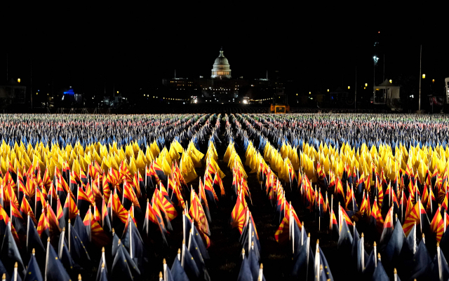 조 바이든 미국 대통령·카멀라 해리스 부통령 당선인의 취임식을 이틀 앞둔 18일(현지시간) 워싱턴DC 내셔널 몰에 조성된 '깃발의 들판'(Field of Flags)에 19만 1,500개의 성조기와 미 50개 주와 자치령의 깃발이 꽂혀 있다./연합뉴스=AFP