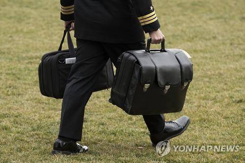 미국 대통령을 항상 따라다니는 핵가방(오른쪽)/EPA=연합뉴스