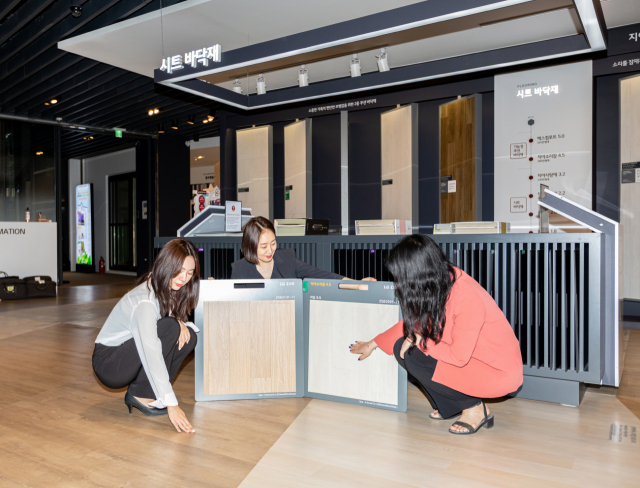 'LG지인 인테리어 지인스퀘어 강남' 전시장에서 고객들이 지아소리잠 바닥재 제품을 살펴보고 있다. /사진제공=LG하우시스