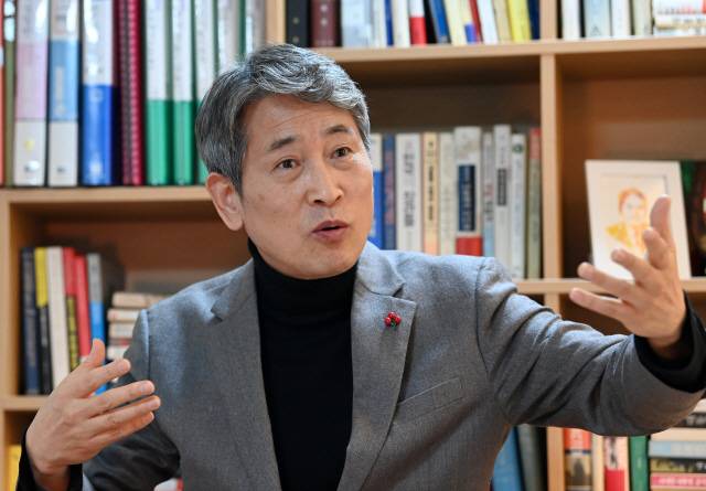 최 진 대통령리더십연구원장이 20일 서울경제와의 인터뷰에서 차기 대선과 관련해 “국민들은 외향적이고 열린 리더십을 가진 지도자를 더 원할 것”이라고 말하고 있다./성형주기자