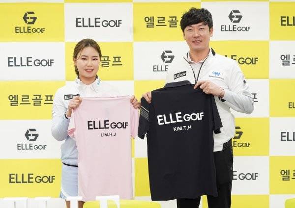 한국남녀프로골프 간판선수인 김태훈(오른쪽)과 임희정이 19일 엘르골프와 후원 계약을 맺은 뒤 포즈를 취하고 있다. 사진제공 | 엘르골프