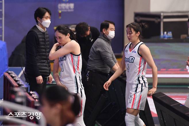 하나원큐의 강이슬(왼쪽)과 신지현이 20일 열린 여자프로농구 신한은행전이 끝난 뒤 코트를 떠나고 있다. WKBL 제공