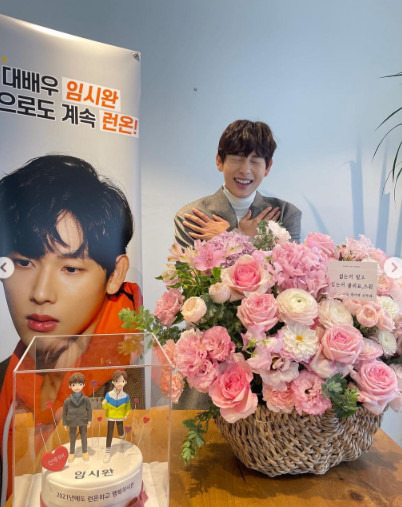 Actor Siwan, a child of the group empire, expressed his gratitude to the fans for their flower Gift.Siwan posted several photos on his Instagram account on Tuesday, along with the phrase Shanlutte; Shanlutte is the name of Siwans fan cafe.The photo featured a flower basket and cake sent by fans to cheer on Siwan, who is playing at JTBC Drama Run On.Siwan shows off his sculptural Beautiful looks behind a basket of flowers, who put both hands on his chest and looked cute, stirring fans hearts.The netizens added a warm atmosphere with the reaction of Siwan Beautiful looks are welfare, It is more beautiful than flowers and I think flowers in gray jackets are the most beautiful.PhotoSiwan SNS