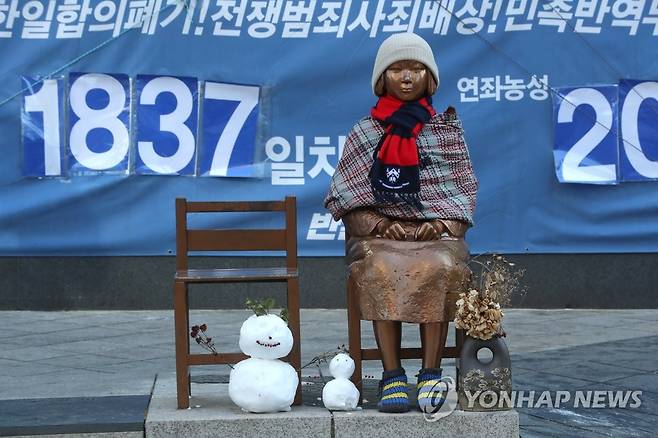 서울 종로구 옛 일본대사관 앞에 설치된 평화의 소녀상. [연합뉴스 자료사진]