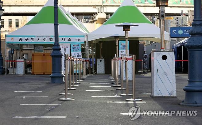 한산한 임시 선별 진료소 (서울=연합뉴스) 김인철 기자 = 오는 20일 국내에서 신종 코로나바이러스 감염증(코로나19) 첫 확진자가 나온 지 꼭 1년째가 되는 가운데 19일 오후 서울역 광장에 마련된 임시 선별진료소가 한산한 모습을 보이고 있다. 2021.1.19 yatoya@yna.co.kr