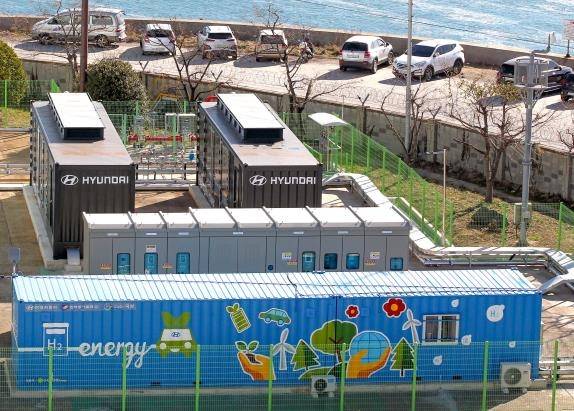 현대자동차, 국내 독자기술 기반 수소연료전지 발전 시스템 본격 가동 (서울=연합뉴스) 현대자동차가 넥쏘 수소전기차 기술 기반의 수소연료전지 발전 시스템으로 전력을 생산해 수소 산업 확대에 앞장선다. 현대자동차는 20일(수) 한국동서발전, 덕양과 함께 독자기술로 개발한 수소연료전지 발전 시스템의 준공식을 개최하고 시범 운영에 본격 착수한다고 밝혔다.사진은 울산 화력발전소 내 위치한 현대자동차의 수소연료전지 발전 시스템. 2021.1.20. [현대차 제공. 재판매 및 DB 금지]