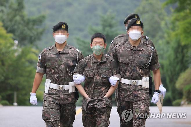 1차 공판 출석하는 '박사방' 공범 이원호 (서울=연합뉴스) 텔레그램 '박사방' 공범 이원호가 7일 서울 관악구 수도방위사령부 보통군사법원에서 열린 1심 1차 공판에 출석하고 있다. 2020.8.7       [육군 제공. 재판매 및 DB 금지] photo@yna.co.kr