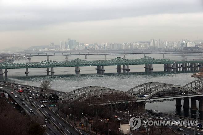 '흐린 하늘' (서울=연합뉴스) 윤동진 기자 = 전국이 대체로 흐리고 곳곳에 비나 눈이 예보된 15일 오전 서울 동작구 용봉정 근린공원에서 바라본 서울 하늘이 흐리다. 2021.1.15 mon@yna.co.kr