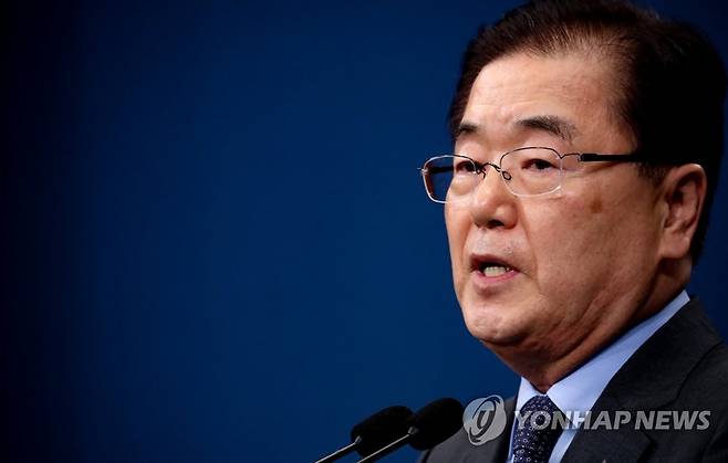 외교부 장관 후보자로 지명된 정의용 전 안보실장 문재인 대통령의 대북 특별사절단을 이끌고 평양을 방문한 정의용 청와대 국가안보실장이 2018년 9월 6일 오전 청와대 춘추관에서 방북 성과 설명을 하고 있다. [연합뉴스 자료사진]
