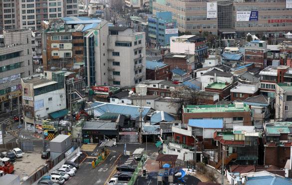 저층의 낡고 허름한 다세대·다가구 밀집지역인 서울 동작구 흑석동 흑석2구역 모습 [사진=연합뉴스]