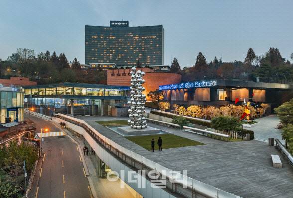 서울 용산구 이태원로 삼성미술관 리움 전경. 미술관 정원 중앙에 인도 출신 영국 조각가 아니쉬 카푸어의 스테인리스스틸 작품인 ‘큰나무와 눈’(2011)이 보인다(사진=이데일리DB).