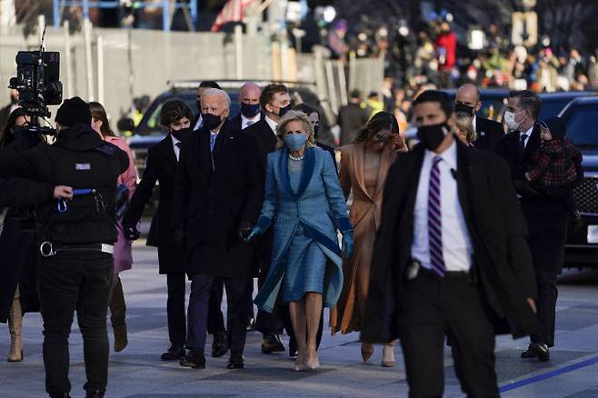 조 바이든 미국 대통령과 질 바이든 여사가 20일(현지시간) 워싱턴DC 연방 의사당 야외무대에서 취임식을 마친 뒤 에스코트를 받은채 이동하고 있다. (사진=AP/뉴시스 제공)