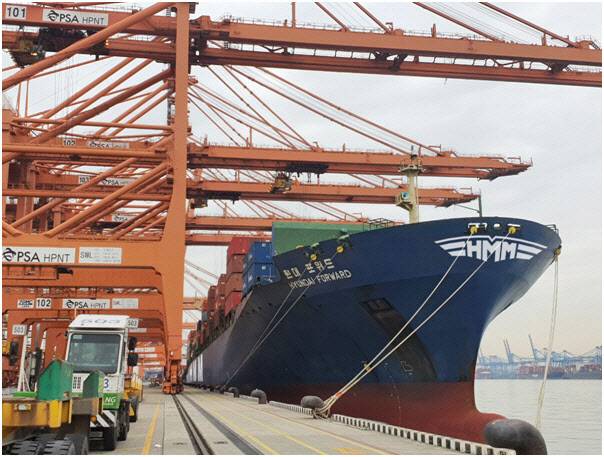 23일 부산 HPNT(HMM부산신항터미널)에서 출항 예정인 4600TEU급 컨테이너선 ‘HMM 포워드(Forward)호’가 국내 수출기업의 화물을 선적하고 있다. (사진=HMM)