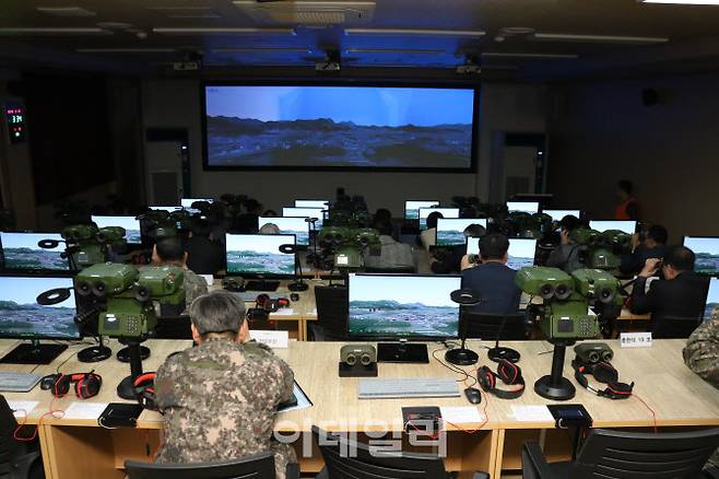 지난 2019년 육군포병학교에서 진행된 합동화력시뮬레이터 전력화 행사에서 관계자들이 가상현실 기반의 시뮬레이터를 통해 이뤄지는 훈련을 참관하고 있다. (사진=방위사업청)