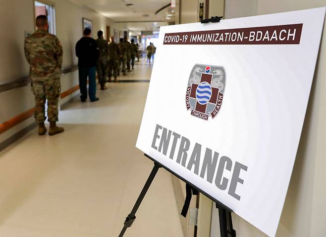 지난 달 29일 경기도 평택 캠프 험프리스 내 브라이언 올굿 병원에서 주한미군 의료진과 필수인력들이 코로나19 백신 접종을 받기 위해 대기하고 있다. [사진=주한미군사령부]