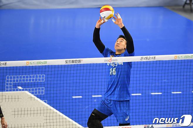 리시브 받는 센터 안요한. (한국배구연맹 제공) © 뉴스1