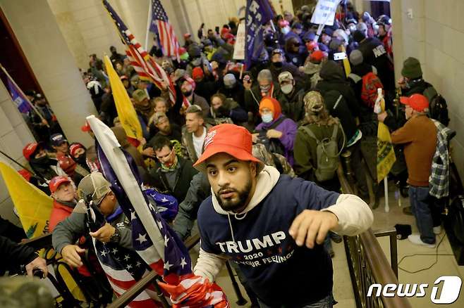 국회의사당에 난입한 도널드 트럼프 전 미국 대통령의 지지자들. © AFP=뉴스1