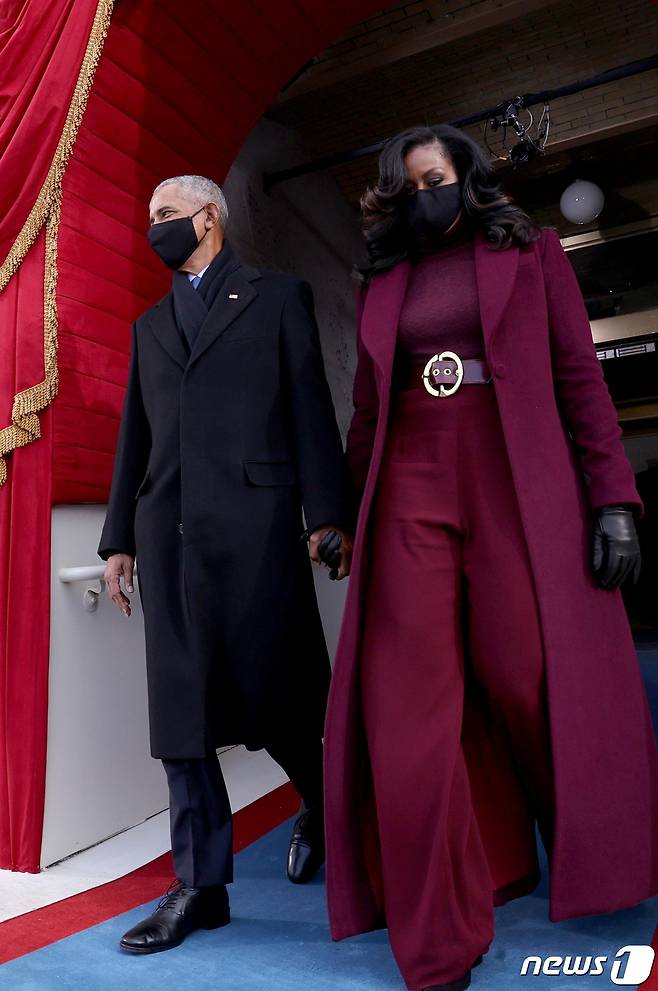 조 바이든 미국 대통령 취임식이 20일(현지시간) 열린 가운데, 버락 오바마 전 대통령과 부인 미셸 오바마 여사가 취임식장에 입장하고 있다. © 로이터=뉴스1