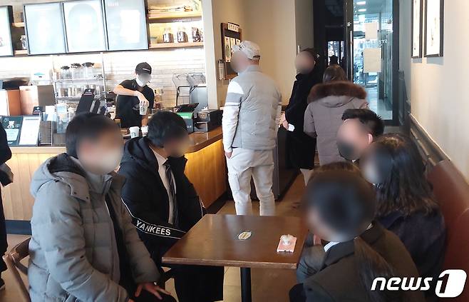 지난 20일 대전 서구 둔산동에 위치한 카페에 5명이 한 테이블에 앉아 있다. © News1 김기태 기자