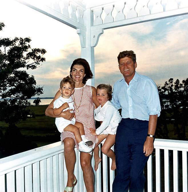 1962년 8월 매사추세츠에서 휴가를 보내고 있는 케네디 대통령 가족. 재키에 안겨있는 어린이가 JFK 주니어, 가운데 소녀가 캐롤라인이다 / 사진출처 = 위키피디아