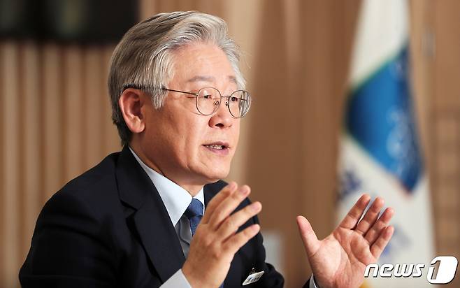 (경기=뉴스1) 진현권 기자 = 이재명 경기도지사는 21일 “서민들이 사채업자에게 수백% 이자에 수탈당하게 방치하면서도 고소득 고자산가에는 장기저리고액대출로 금융혜택을 몰아주고 부동산투기 기회까지 보장해 주는 건 비정상”이라고 밝혔다./뉴스1 © News1 조태형 기자