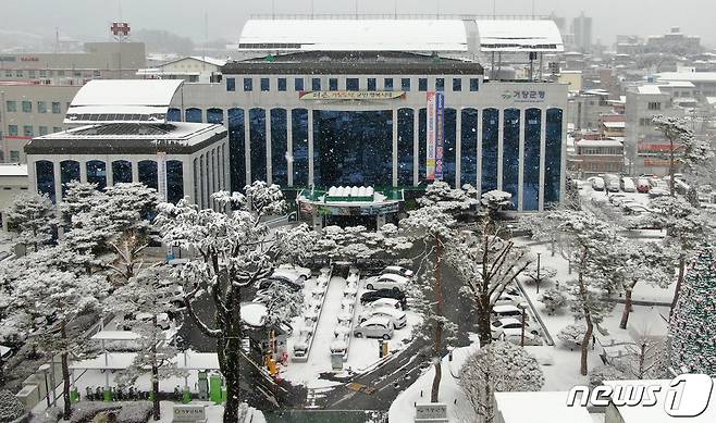 눈내린 거창군청 전경 © 뉴스1