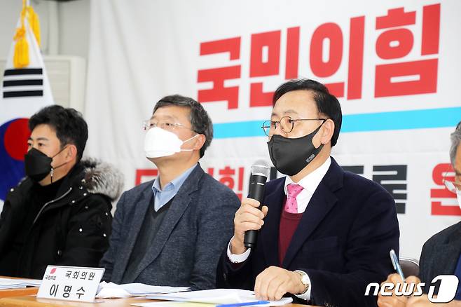 21일 오후 국민의힘 제주도당사에서 이명수 국회의원(충남 아산시 갑·국민의힘)이 '제주 4·3사건 진상 규명 및 희생자 명예회복에 관한 특별법(제주4·3특별법)' 개정 쟁점 검토회의 결과를 발표하고 있다.2021.1.21 /뉴스1 © News1 오미란 기자