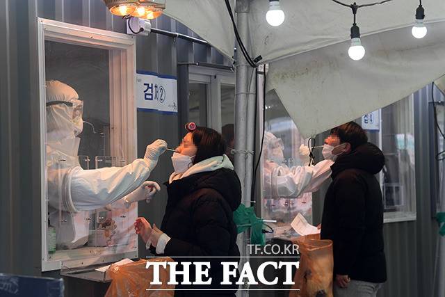 지난 1년 동안 국내 신종 코로나바이러스 감염증(코로나19) 확진자 중 절반이 집단감염 사례이며, 이 가운데 종교시설 확진자가 가장 많았던 것으로 나타났다. 11일 오후 서울 용산구 서울역 광장에 마련된 코로나19 임시선별검사소에서 시민들이 검사를 받고 있다. /남용희 기자