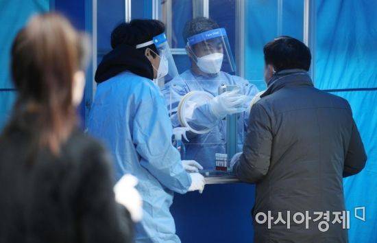 21일 서울 중구 남대문시장에 마련된 찾아가는 임시선별진료소에서 시장 상인들이 신종 코로나바이러스감염증(코로나19) 진단 검사를 받고 있다. 중구는 "장사 등 영업으로 일과시간 중 가게를 비우기 어려워 선별진료소를 찾지 못하는 상인들을 위해 중구와 서울시과 협력해 시장 내부에 검사소를 마련했다"고 설명했다./김현민 기자 kimhyun81@
