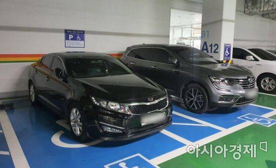광주광역시청 지하 1층 장애인 전용주차구역에 관용차와 직원 차량이 불법 주차돼 있다.