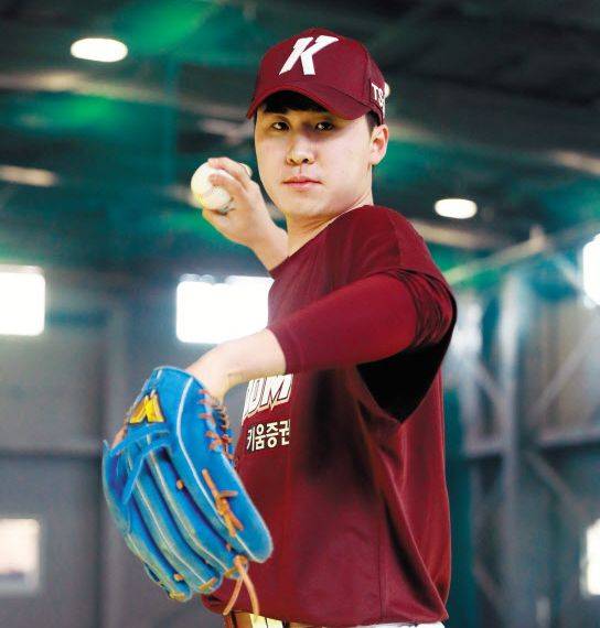 장재영이 최근 고양 국가대표 야구 훈련장에서 키움 원정 유니폼을 입고 포즈를 취했다. 장재영은 “메이저리그는 꿈의 무대이지만, 지금은 KBO에 첫발을 내딛지도 않았기 때문에 먼저 성장하는 모습부터 보여 드리겠다”고 했다. /키움 히어로즈
