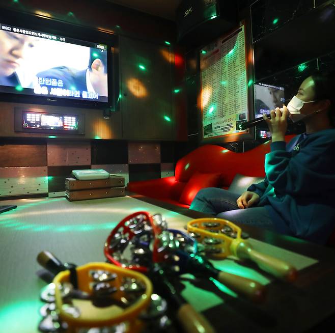 서울의 한 노래연습장에서 이용객이 마스크를 착용한채 노래를 부르고 있다. /조선일보DB