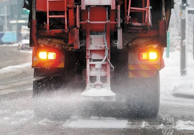 지난 12일 한 도로에서 제설 차량이 염화 칼슘을 뿌리고 있다. /연합뉴스