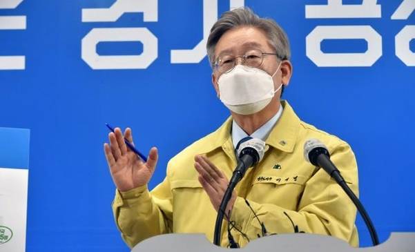 이재명 경기도지사가 20일 오전 경기도 수원시 경기도청에서 브리핑을 열고 신종 코로나바이러스 감염증(코로나19) 여파로 인한 경기침체 구제책으로 제2차 경기도 재난기본소득 지급안을 밝히고 있다./연합뉴스