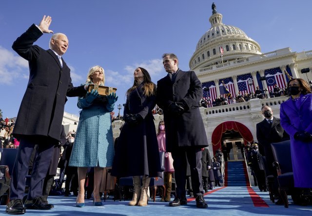 조 바이든 대통령이 성경에 손을 얹고 취임 선서를 하고 있다.