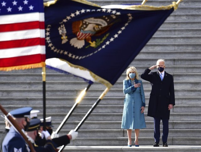 조 바이든 대통령이 아내 질바이든과 함께 경례하고 있다. AP 뉴시스