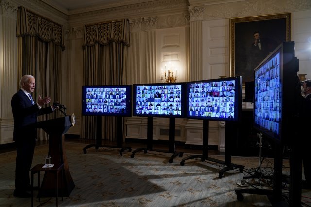 조 바이든 대통령이 백악관 다이닝룸에서 온라인으로 연결된 행정부 지명자들에게 연설을 하고 있다. AP 뉴시스