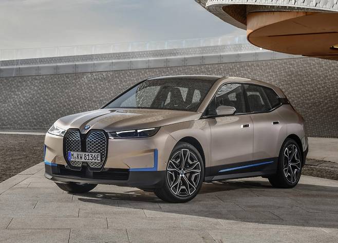 차세대 iDrive를 탑재한 BMW iX.