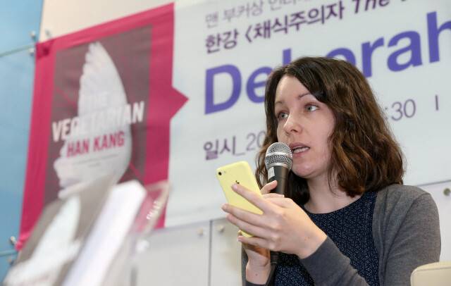 소설가 한강의 <채식주의자>를 번역해 2016년 맨부커 인터내셔널상을 받은 번역가 데버러 스미스가 2016년 6월 서울 삼성동 코엑스에서 열린 제22회 서울국제도서전에서 기자회견을 열어 소감을 말하고 있다. 김정효 기자 hyopd@hani.co.kr
