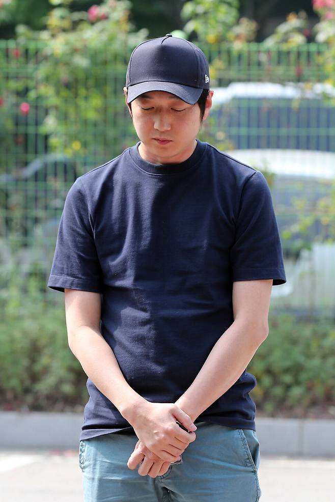 2018평창동계올림픽을 앞두고 한국 여자 쇼트트랙 국가대표 심석희 선수를 폭행해 국가대표팀 코치에서 제명된 조재범 전 코치가 2018년 6월18일 오전 경찰 조사를 위해 경기도 수원시 경기남부경찰청 광역수사대로 출석하고 있다. 연합뉴스.