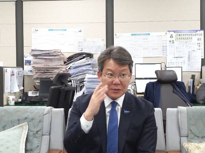 변성완 부산시장 권한대행이 21일 기자실에서 부산시장 보궐선거 출마에 대해 말하고 있다.